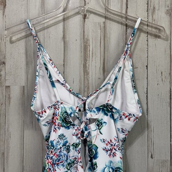 Cupshe One Piece Swimsuit L Lace Up Keyhole Blue Roses Flower Vacation NEW - Picture 4 of 10